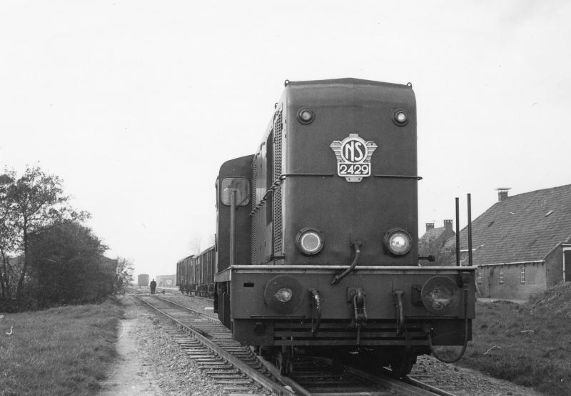 Minnertsga was 1 november 1966 het eindpunt van de westelijke tak. Ook daar waren tijdens de aardappelcampagne lange treinen te zien. Op die datum moet het relatief rustig zijn geweest, want loc 2429 bedient beide takken van de NFLS-lijnen. Foto: David Mol.