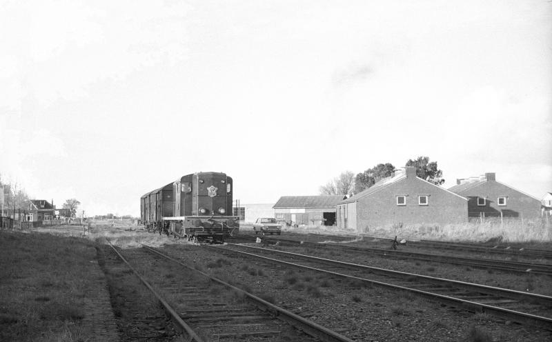 Dat er ook korte treinen tijdens de aardappelcampagnes reden, bewijst deze foto van Wietse Hoekstra van loc 2475 met enkele wagens te Stiens op 7 november 1972. Meestal was dit het gevolg van een tekort aan beschikbare goederenwagons, waarover de verladers vaak klaagden. Het niet kunnen voorzien in voldoende wagons was niet uniek. Het probleem dateert al van de jaren twintig.