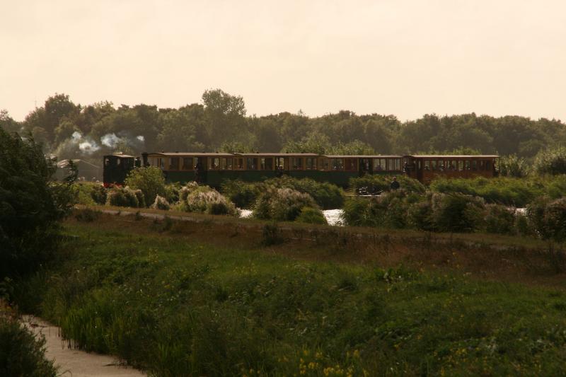 Later op de middag ronden beide treinen het meer. Loc 4 trekt nu de personentrein, loc 8 de kiepkarretjes.