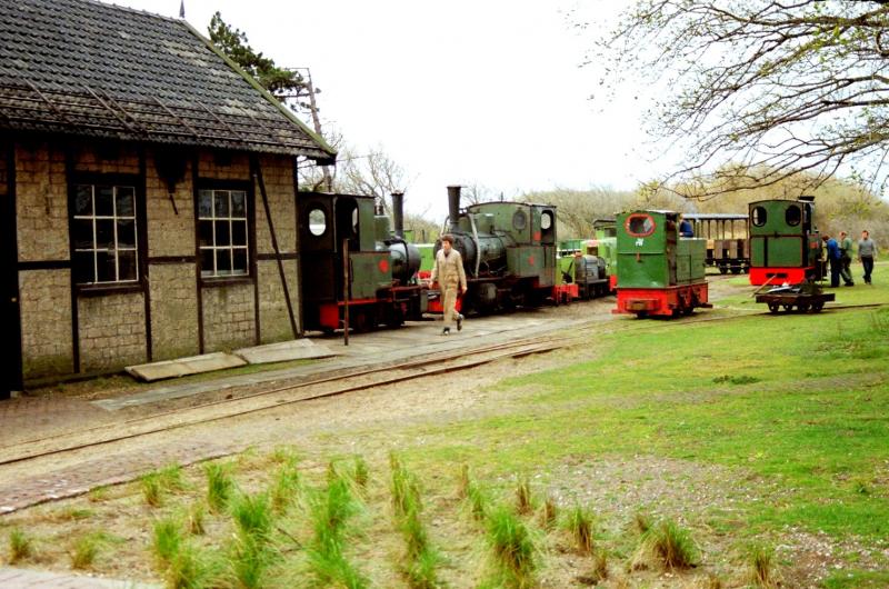 Bij het depot staan van links naar rechts de volgende locs: loc 1, loc 3, een motorlocomotief van de Rotterdamse Drinkwaterleiding en loc 4.