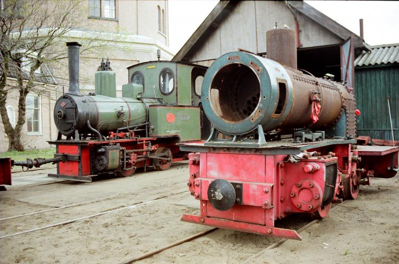 Voor de werkplaats treffen we loc 1 “Marijnke” aan en de gestripte loc 5 “Sandra”.