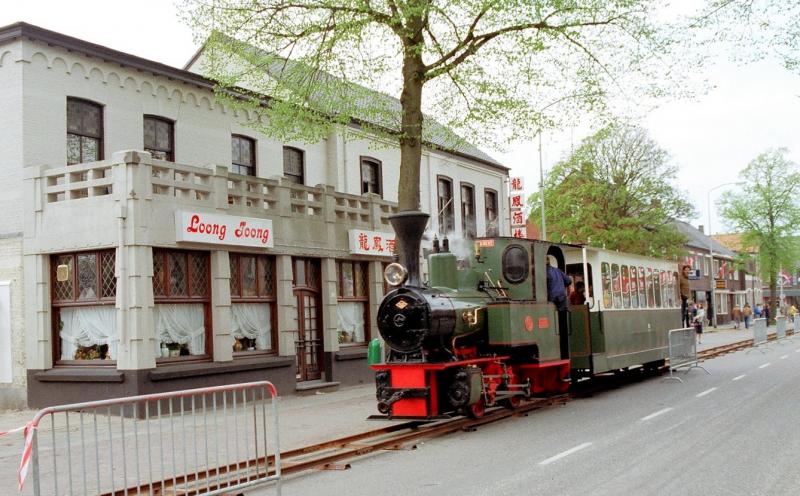 2 mei 1982In de Spoorstraat te Gennep pendelt de loc met één rijtuig ter gelegenheid van een spoorwegfeest twee dagen over een tijdelijke spoorbaan van een kleine tweehonderd meter. De rails ligt ongeveer op het tracé van de voormalige MBS-lijn, waar van 1913 tot 1944 een intensief tramvervoer plaats vond. (zie ook: maas-buurtspoorweg.nl)