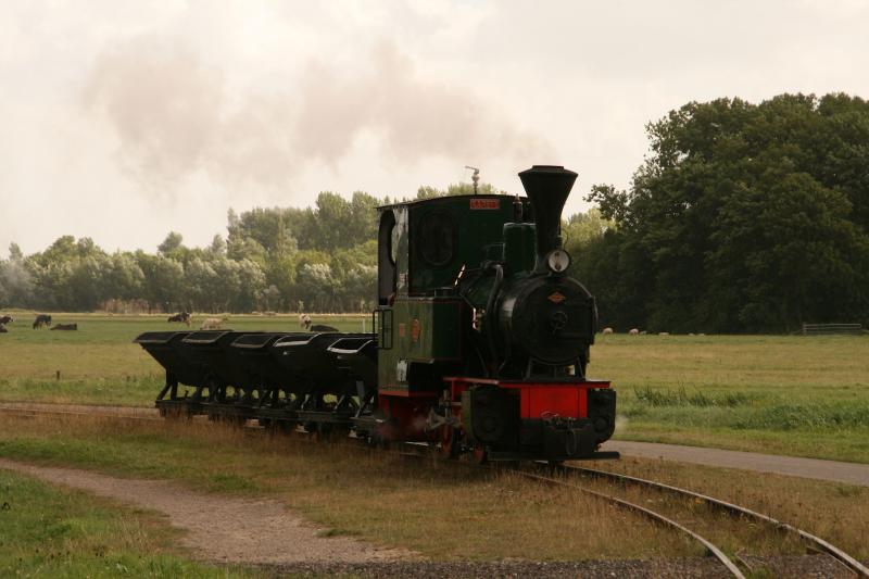 Loc 4 nadert met enkele kiepkarretjes het eindpunt van de (driekwart) ringlijn, waar hij omloopt en terugkeert naar het station.
