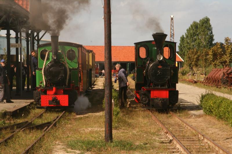 Op station Valkenburg wordt tussen beide locs een kortebaanwedstrijd gehouden. Loc 4 is de winnaar.
