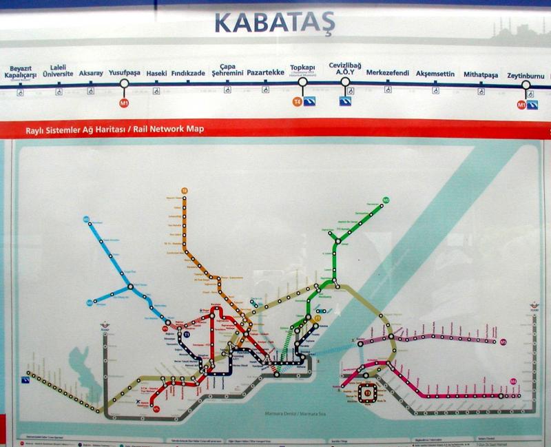 De beginhalte Kabatas. Deze ligt op een knooppunt van het openbaar vervoer. Diverse buslijnen eindigen er; de halte ligt aan de Bosporus en er komen can ook veerboten vanaf het Aziatische deel van de stad. Verder is er vanaf dit punt een funiculaire naar Taksim, het meest bekende plein van Istanbul.