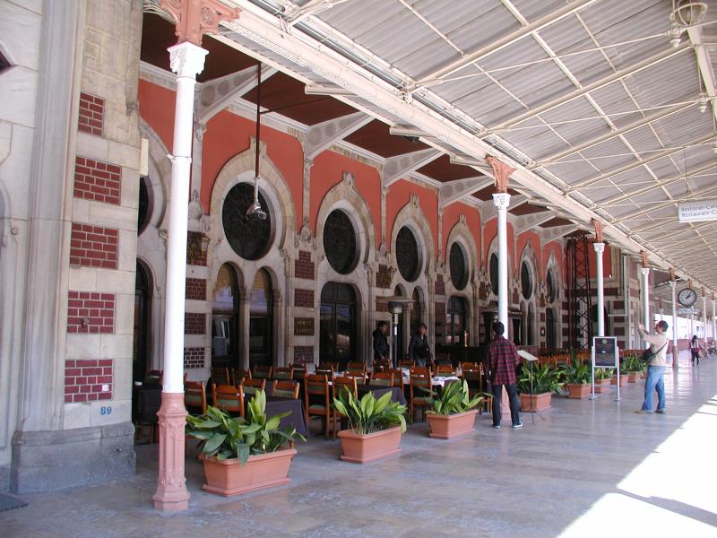 Ook het Sirkeçi station dateert uit de beginjaren van de 20e eeuw. Het lijkt nogal groot voor het kleine gebied van Turkije in Europa, maar in de tijd dat het gebouwd werd, viel een groot deel van de Balkan nog in het Turkse rijk.