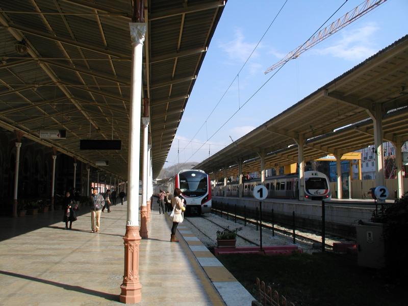Het aantal treinen in dit station is bescheiden; en het zal binnenkort nog wel minder worden als de spoortunnel in gebruik is. Dan gaan veel treinen ondergronds langs dit station.