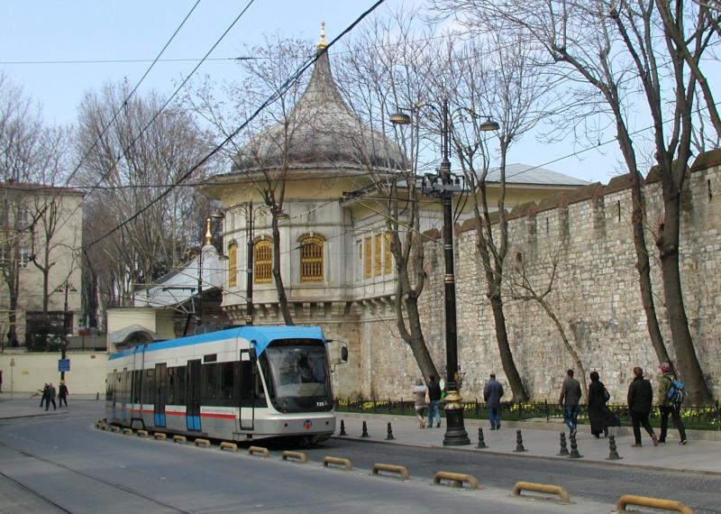 Even verder loopt de tramlijn langs de muur van het park dat bij het beroemde Topkapi-paleis behoort.