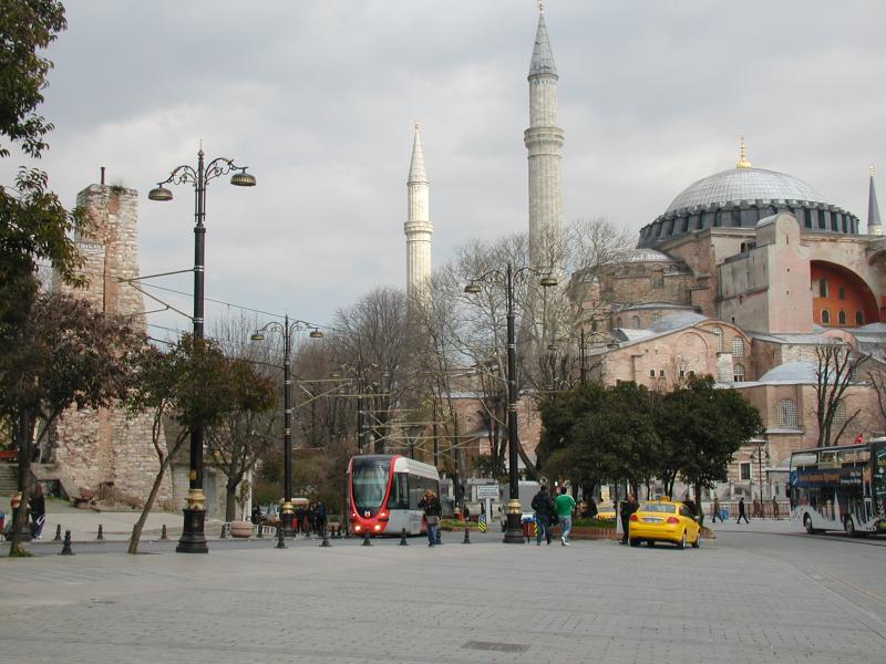 De tramlijn komt ook langs de Aya Sofia, ooit in het Oost-Romeinse rijk gebouwd als christelijke kerk. Later toen de Turken de stad hadden veroverd, werden minaretten toegevoegd en werd het een moskee. Tegenwoordig is het gebouw een museum.