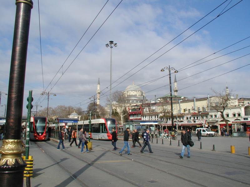 Een drukke halte in de binnenstad is het Beyazit-plein. Aan dit plein zitten enkele ingangen van de Grote Bazar, dus ook voor toeristen is dit een belangrijke halte.