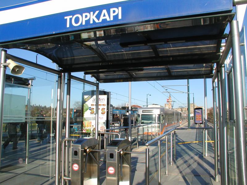 Bij de muur die de Romeinse stad Constantinopel omgaf bevindt zich de halte Topkapi, waar overgestapt kan worden op lijn T4. Alle haltes, ook die van de lijn T1, hebben poortjes waar je met een electronische kaart moet inchecken; aan uitchecken doet men hier niet. Tramlijn T4 is eigenlijk meer een bovengrondse metro-lijn (enkele haltes zijn ondergronds), met overal hekken erlangs, die straten waar de lijn doorheen gaat, geheel in tweeëen delen. Het mateerieel dat er rijdt lijkt ook erg op dat van de echte metro.