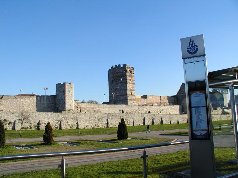 Lijn T4 loopt eerst een stuk langs de stadsmuur, een indrukwekkend bouwwerk dat al in de tijd van het Romeinse rijk is tot stand gekomen.