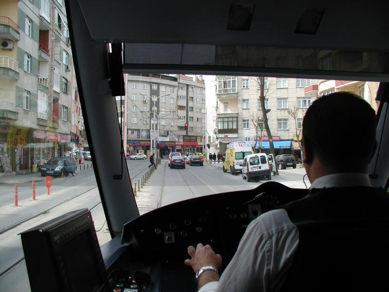 Hierna rijden we de gewone woonwijken binnen; dat vind ik het aantrekkelijke van openbaar vervoer in een vreemde stad: je ziet zo nog eens wat meer dan het centrum.