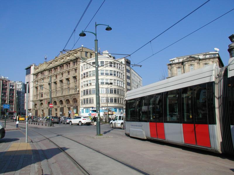 De halte vlak voor de Galata-brug. Als je hiervandaan de heuvel oploopt kom je bij het beginpunt van de toeristische tramlijn.