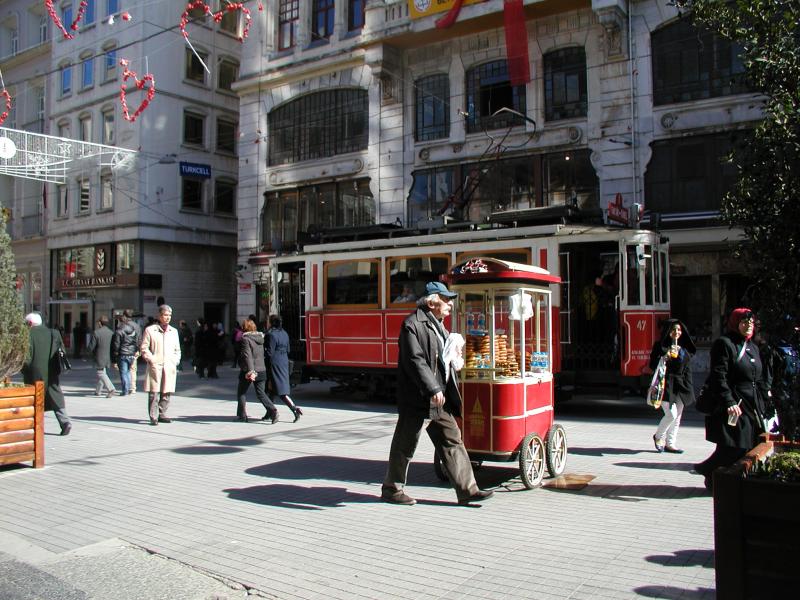 Dit tramlijntje is typisch een kort, toeristisch lijntje, enkelspoor door een drukke winkelstraat. Het tlijntje eindigt bij het Taksim-plein. Aardig is, dat ook etensstalletjes in de kleuren van de tram zijn geschilderd.