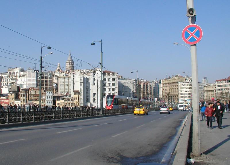 De tram op de Galata-brug. Deze kruist de oude haven van Istanbul, de Gouden Hoorn; dit is een zij-arm van de Bosporus.