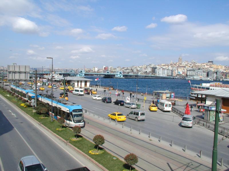 Op de halte direct na de Galata-brug, Eminönü, kun je overstappen op allerlei veerdiensten naar het Aziatische deel van de stad. Op de achtergrond is de Galata-brug nog te zien.