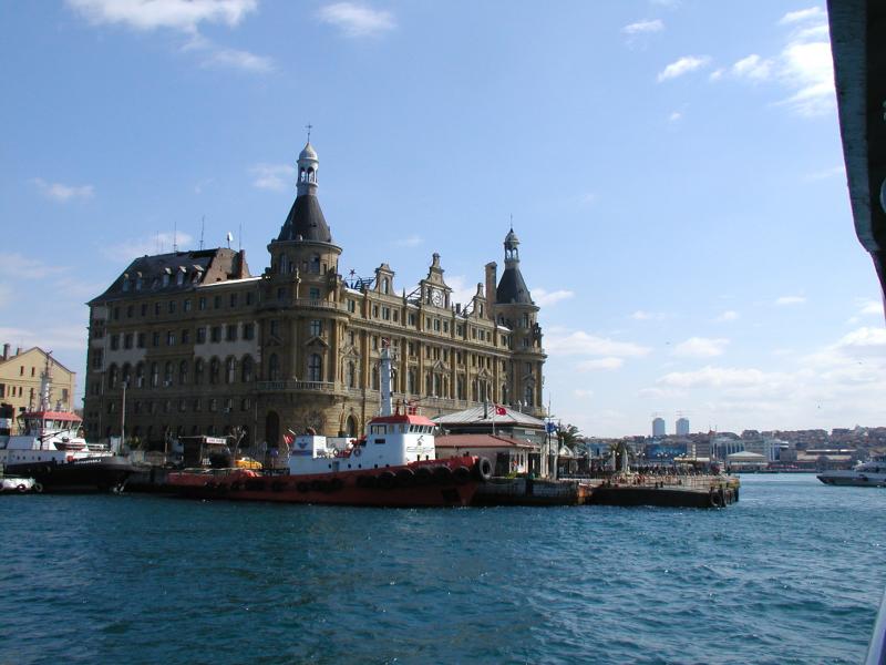 Wij kiezen de veerboot naar Haidarpaşa, waar de treinen naar het Aziatische deel van Turkije vertrekken. Het gebouw dateert van het begin van de 20e eeuw.