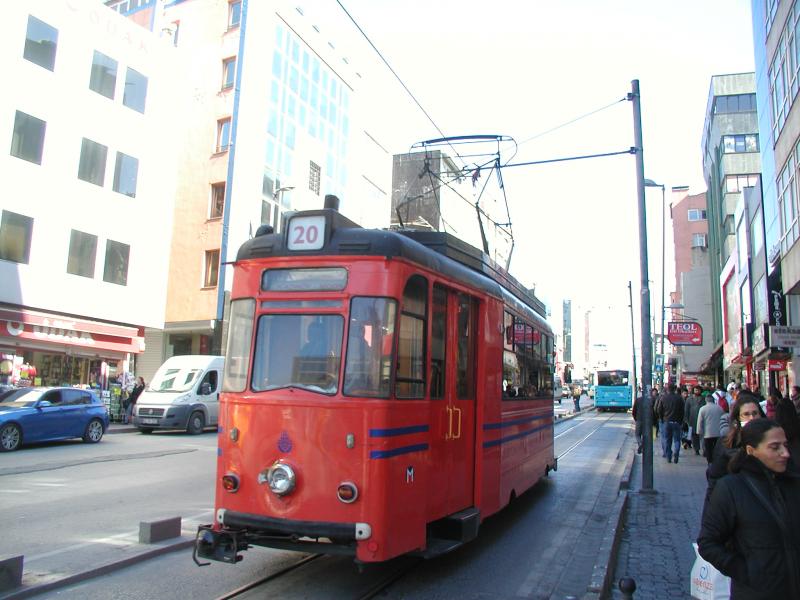 Niet ver hiervandaan rijdt een ringlijntje T3, dat met tweedehandsjes wordt geëxploiteerd, maar dat toch niet op het toerisme gericht is. De trammetjes zijn af en toe stampvol, dus er is een echte vervoersfunctie.