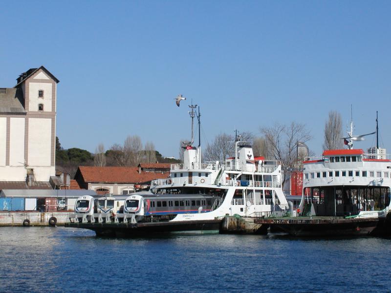 Op de terugweg passeren we enkele spoorponten. Toen wij er waren was de spoortunnel onder Bosporus nog niet klaar, dus de ponten werden nog gebruikt.