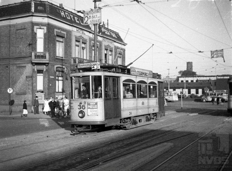 Op het Utrechtse Stationsplein zien we op deze foto motorrijtuig met nummer 36 ingetuigd als lijn 2B. Lijn 2 was een ringlijn die in beide richtingen werd bereden door lijn 2A in de ene en door lijn 2B in de andere richting. De gezamenlijke lengte in kilometers van de vijf tramlijnen bedroeg eveneens 36. Net als in de meeste andere tramsteden betrof het in Utrecht een gemeentebedrijf. Je krijgt echter de indruk dat de heren in het stadsbestuur niet zo veel op hadden met de tram. Op de twaalf motorwagens van Werkspoor uit 1927 na, bestond het materieel uit rijtuigen uit het begin van de Twintigste Eeuw aangevuld met tweedehands aangeschafte bijwagens. Geen wonder wellicht dat de laatste tram in januari 1939 heeft gereden.Foto: fotograaf onbekend (100.057)