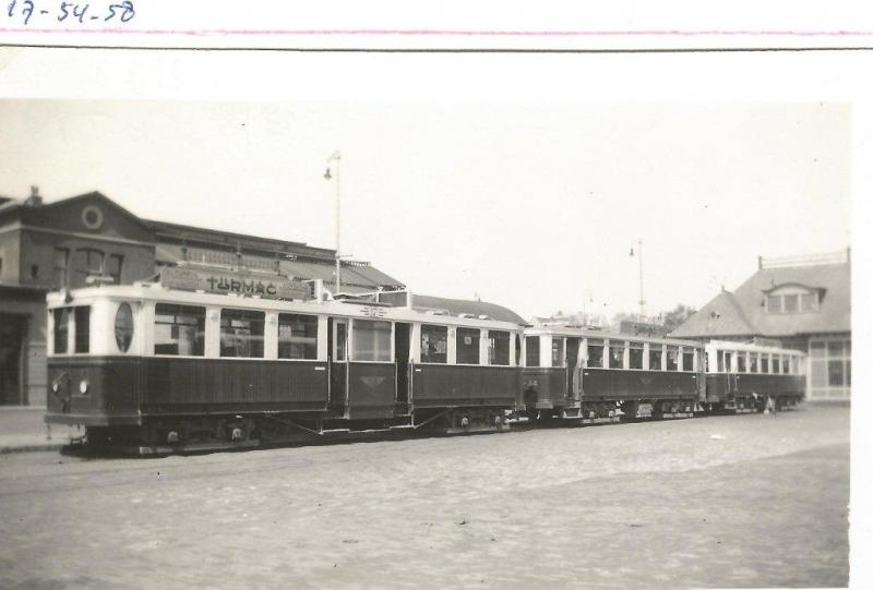 Amsterdam telt verschillende stations. Bij het Weesperpoortstation eindigde de tram van de Gooische Tramweg Maatschappij die de passagiers uit het Gooi op comfortabele wijze, maar niet elektrisch, naar de hoofdstad bracht. Het is een robuust geheel, deze motorwagen 17 met de 54 en 58 erachter. Tegenwoordig zouden we zoiets waarschijnlijk “light rail” noemen. De foto is gemaakt op 22 mei 1938.Foto: W.D.J. Cramer (119.324D)