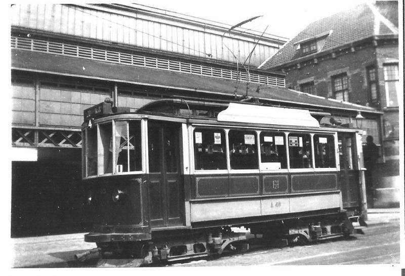 De “Noord-Zuid-Hollandsche” oftewel de NZH verzorgde het openbaar stadsvervoer in en rond Haarlem. Voor het station staat hier motorwagen A45 van lijn 4 klaar voor vertrek naar het andere eindpunt Leidschevaart. De NZH is een opvolger van de ENET, de Eerste Nederlandsche Electrische Tram. Zoals de naam al aangeeft: zij was de allereerste in ons land met elektrische trams, al aan het eind van de 19e eeuw. Op de foto zien we daar een mooi voorbeeld van: de A45 van plaatselijke fabrikant Beijnes dateert uit 1899. Deze oudjes gingen in 1934 uit dienst, dus het plaatje moet van voor die tijd zijn.Ondanks het feit dat de laatste tram in 1961 heeft gereden, spreekt “de blauwe” zoals de NZH vaak wordt genoemd nog altijd tot de verbeelding van veel hobbyisten. Misschien komt dat doordat velen deze trams hebben gekend: het netwerk liep van Alkmaar tot Den Haag.Foto: J.H.E. Reeskamp (188.912)