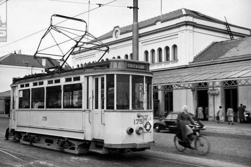 Het statige Staatsspoorstation aan de Rijnstraat heeft al jaren geleden plaats moeten maken voor het huidige Centraal Station in Den Haag, dat op dezelfde plek is verrezen. Voor het station lagen veel sporen voor de tramlijnen die hier hun beginpunt hadden. Er werd ook gerangeerd over deze sporen want er waren geen keerlussen. Op de foto van 9 juli 1949 zien we motorwagen 175 van lijn 1. Deze hoefde niet te rangeren want de nooit erg drukke lijn 1 reed meestal zonder aanhanger. Wel logisch dat deze lijn enige tijd later werd verbust. Allan-motorwagen 175 begon zijn leven in 1914 als RET 165 maar kwam in 1946 bij de HTM terecht als een van de veertien wagens die de HTM kort na de oorlog van Rotterdam kon overnemen om het materieeltekort te verminderen. Aan de lijnnummerfilm is zijn afkomst nog te herkennen.Foto: J.A. Bonthuis (109.957C)
