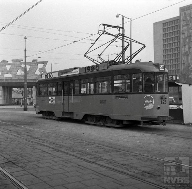 Rotterdam is weliswaar een grote stad, maar vijftig tramlijnen? De dakreclame geeft uitsluitsel: het RET-Mannenkoor bestond in 1968, het jaar van de foto, vijftig jaar. De 125 staat voor het fraaie station van Van Ravensteijn, dat net als in Den Haag plaats heeft moeten maken voor een volgende generatie. Rotterdam heeft stevig ingezet op de ontwikkeling van een metronet, maar gelukkig zijn er nog tramlijnen overgebleven. Na de totstandkoming van de Erasmusbrug is het tramnet zelfs fors gegroeid omdat de stadsdelen ten zuiden van de Nieuwe Maas nu weer konden worden bereikt.Foto: J.W.A. Jekel (1129.844A)
