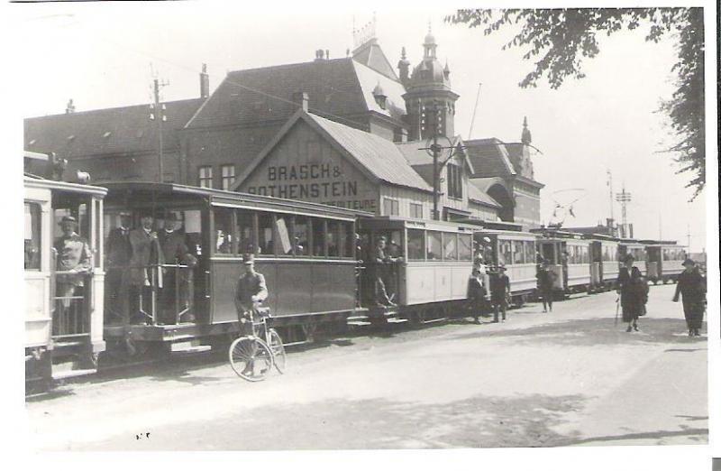 Dit is een heel bijzondere foto, want gewoonlijk was het niet zo druk met trams voor het Vlissingse NS-station. Het is bekend dat van alle Nederlandse verenigingen de ANWB de meeste leden heeft. Dat het er negentig jaar geleden ook al redelijk veel waren, bewijst deze foto. Elk jaar werd een zogenaamde Bondstocht georganiseerd, en deze ging in 1924 gedeeltelijk per tram. We zien twee convooien van motorwagen met drie aanhangers voor het station klaar staan. Waarschijnlijk kwamen en gingen alle aanwezige bondsleden per trein van en naar huis. Een politieagent of militair met fiets houdt toezicht. Op Walcheren reed tot oktober 1944 een elektrische tram tussen Middelburg en Vlissingen Stad, met een zijlijn naar het excentrisch gelegen NS-station. Evenals in Arnhem waren gevechtshandelingen de oorzaak van de stillegging.Foto: M. van Witsen (295.137D)