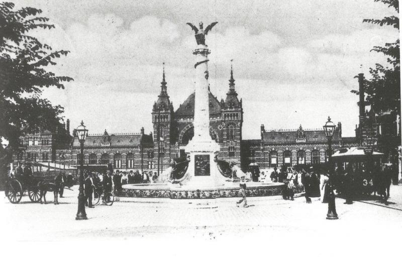 Noord-Brabant timmert tegenwoordig behoorlijk aan de weg en wil graag de Randstad evenaren, maar in het verleden stelde deze provincie, tenminste op tramgebied, minder voor. Immers, met Friesland en Drenthe is het de enige provincie zonder elektrisch trambedrijf in het verleden. Daarom hier een heel oude foto, uit 1903, met paardentram 34 die het station van ′s-Hertogenbosch (Ed. Cuypers; 1896) met de binnenstad verbond. Omdat het stadsbestuur geen stoomtrams toestond, moesten reizigers uit Vught bij het station overstappen. Dit is sindsdien al tweemaal vernieuwd maar het enige dat onveranderd bleef is het Drakenmonument. Gezien het vele publiek er omheen is de foto waarschijnlijk gemaakt bij de onthulling ervan.Foto: verz. W.J.M. Leideritz