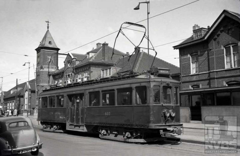 Als laatste de provincie Limburg, waar Heerlen in de tijd van de Staatsmijnen die er hun hoofdkantoor hadden, erg belangrijk was. Op het beginpunt aan het Stationsplein staat motorwagen 607 gereed voor vertrek naar Brunssum. Het elektrische net strekte zich uit tot Sittard. Sommige NVBS-ers zullen zich dit materieel nog herinneren, ondanks dat deze lijnen in 1950 hun diensten staakten. De HTM heeft namelijk een aantal motor-en aanhangwagens overgenomen voor haar buitenlijnen, waar zij tot 1963 dienst hebben gedaan. Eén ervan is als museumwagen bewaard gebleven en opgenomen in het bestand van het Haags Openbaar Vervoer Museum, nummer 90.Foto: J.A. Bonthuis (129.418C)
