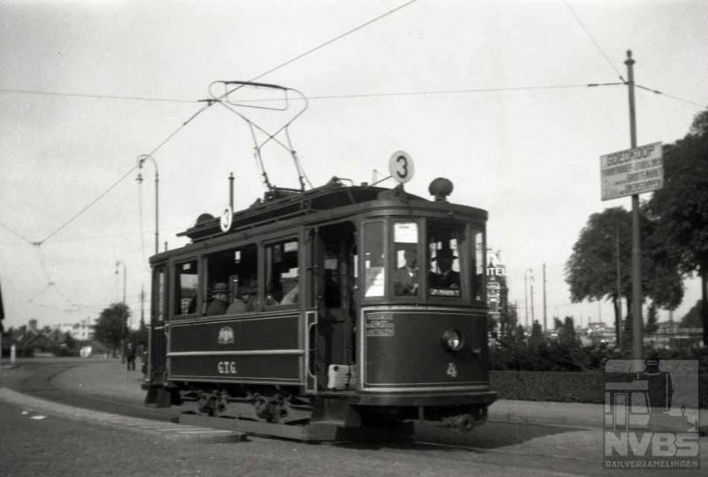 Motorwagen 4 van lijn 3 staat voor het Groninger Centraal Station. De Tweede Wereldoorlog is nog niet uitgebroken; het is 28 augustus 1936. Lijn 3 reed van de Grote Markt naar het Centraal Station.Precies vier jaar nadat de paardentram zijn intrede had gedaan werd op 1 maart 1910 het elektrische net in gebruik genomen. Motorwagen 4 behoort tot de eerste serie van zestien motorwagens die door MAN in Duitsland werden gebouwd. Er kwamen in totaal vijf tramlijnen plus een “kolenlijn” naar de gasfabriek. Eén van deze vijf lijnen was een buitenlijn met als eindpunt Haren De Punt.Foto: J.A. Bonthuis (129.175C)