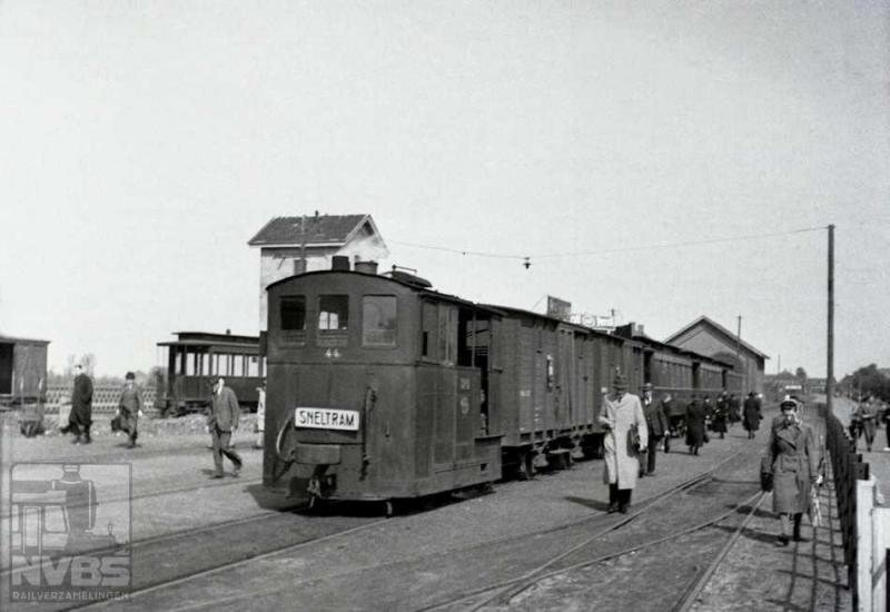 De sneltram uit Joure levert op deze foto reizigers af op het emplacement bij het NS-station te Heerenveen. Locomotief 44 trekt deze tram van de Nederlandsche Tramweg Maatschappij (NTM) die de meeste tijd ook in deze stad was gevestigd. De NTM exploiteerde vele paardentram- en later stoomtramlijnen. Nederlands laatste paardentram was ook van de NTM en reed tussen Harkezijl en Makkum, opgeheven op 16 juli 1930. Reizigersverkeer is in 1948 gestopt maar vele trajecten bleven liggen voor goederenvervoer. Het bekendst is de lijn Groningen-Drachten, waar ook de NVBS met een excursie nog aanwezig is geweest.Foto: J.A. Bonthuis (129.613C)