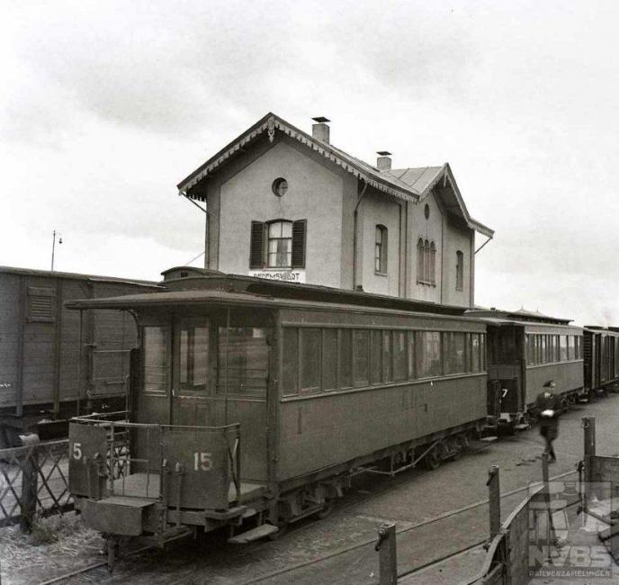 Op deze foto uit de oorlogstijd, 23 mei 1944, zien we een tram van de Eerste Drentsche Stoomtramweg Maatschappij (EDS) met een reizigerstram aankomen bij het NS-station van Dedemsvaart. We kijken achterop de tram met als laatste de rijtuigen AB 15 en AB 17. Kleinere plaatsen als Dedemsvaart hadden vroeger vaak een eigen tramwegmaatschappij, zoals hier de Dedemsvaartsche Stoomtramweg Maatschappij (DSM) met een lijn naar Zwolle en nog andere in de omgeving. Persoonlijk heb ik moeite de EDS en DSM uit elkaar te houden omdat ze zo in elkaars gebied opereerden.Foto: J.A. Bonthuis (129.005C)