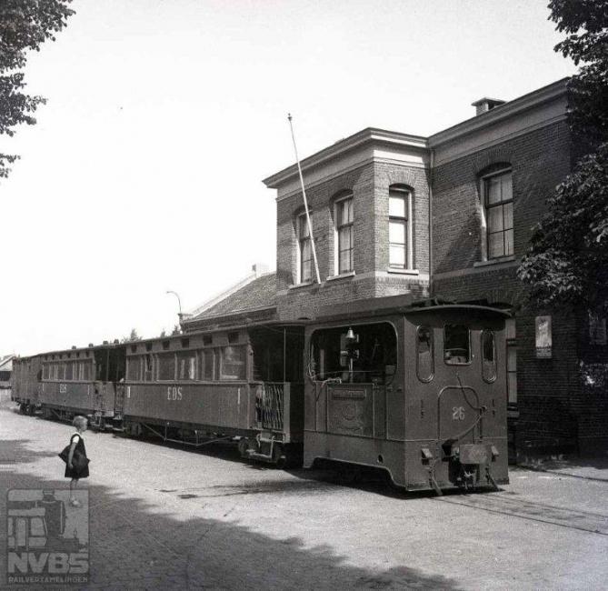 Hier is zo'n tram van de DSM/EDS uit Dedemsvaart in Zwolle aangekomen op het tramstation vlakbij de NS. Als trekkracht zien we loc 26 “Emmer Compascuum”. Het is nog steeds oorlog: 26 augustus 1942.Foto: J.A. Bonthuis (129.001C)