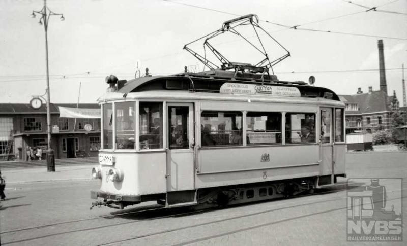 Ook naburige stad Nijmegen heeft elektrische trams gekend die het tot 1956 hebben volgehouden. Als tiener heb ik nog het geluk gehad met mijn ouders een rit te kunnen maken met “bergspoorlijn” 2 naar Berg en Dal, een onvergetelijke ervaring. Als deze lijn nog zou bestaan, had Nijmegen er een toeristische attractie van formaat bij. Helaas. Maar in deze serie gaan we per tram naar het station, zo ook hier; motorwagen 8 staat al klaar op het Stationsplein om zo meteen naar St. Anna te vertrekken. De foto is gemaakt op 15 augustus 1948 toen de 8 al 37 jaar oud was. Het is de laatste uit de eerste serie elektrische motorrijtuigen uit 1911 (1-8). De spoorwijdte bedroeg 1067 mm en de bovenleidingspanning was hoger dan elders: 785 V vanwege de hellingtrajecten.Foto: : J.A. Bonthuis (129.328C)