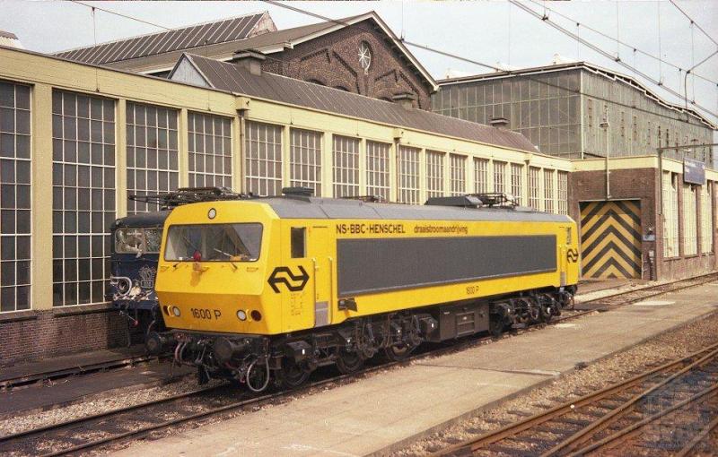 De proef-eloc 1600P met draaistroomaandrijving, door NS samen met Henschel en BBC ontwikkeld, brengt op 31 juli 1977 een bezoek aan de werkplaats Tilburg. Waarschijnlijk alleen voor een stalplaats en niet om gerepareerd te worden. Dat is anders bij de erachter verscholen staande blauwe eloc 1118 die duidelijk botsschade heeft opgelopen (J.A.Bonthuis; 639.685C).