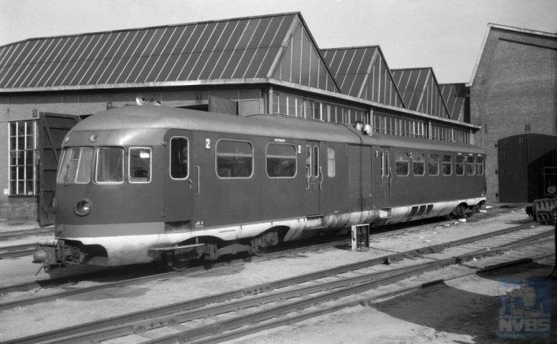 Dieselmotorrijtuig omBC 11, de vroegere 2907, mankeert iets waarvoor het naar de werkplaats in Utrecht is gebracht. Maar de 11 kan ook op eigen kracht hierheen zijn gereden, dat is niet meer te achterhalen. Het is 4 augustus 1954 (J.A.Bonthuis; 639.458C).