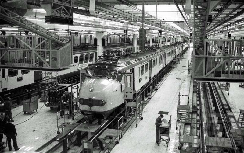 In de werkplaats te Onnen wordt op dit plaatje gewerkt aan elektrische treinstellen: vooraan ELD4 1744 en ELD2 357. Allebei hondenkoppen, een viertje en een tweetje. De eerste kreeg in de zeventiger jaren een 1 voor het nummer toen het interieur een coachopstelling kreeg. De foto werd op 13 april 1988 gemaakt (J.A.Bonthuis; 539.662C).