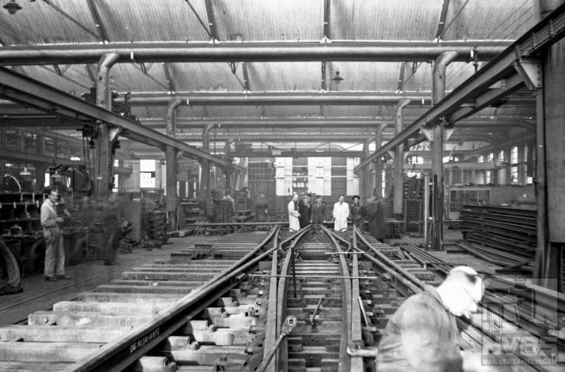 In de montagehal van de Bovenbouwwerkplaats te Utrecht trof de heer Bonthuis dit fraaie exemplaar van een Engels wissel aan. Hij zette het meteen op de foto, op 5 november 1948 (509.683).