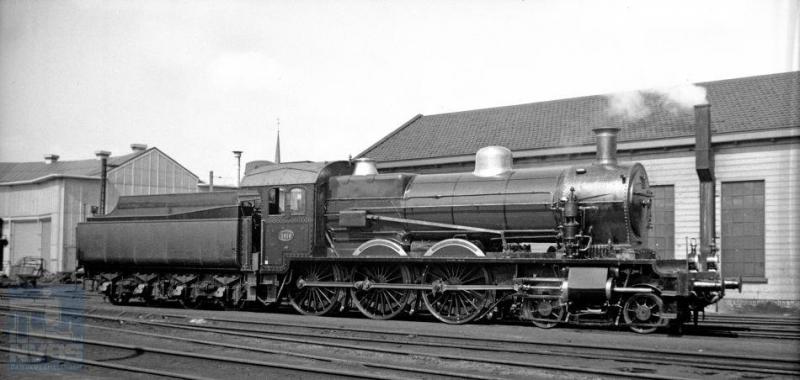 Een van de fraaiste series locomotieven van de NS, 3701-3820. Ook een heel grote serie trouwens. Op 7 april 1939 deed de 3816 de werkplaats Tilburg aan voor onderhoud of reparatie. De laatste vijf exemplaren van deze serie locomotieven werden in 1928 door Schwarzkopff gebouwd. In tegenstelling tot alle voorgaande exemplaren, kregen zij niet meer eerst een nummer van de Staatsspoorwegen, maar direct het nummer van de NS. Kort voor de oorlog werden zes exemplaren (3800-3805) van stroomlijnbekleding voorzien die in de oorlogsjaren weer werd verwijderd. Zoals bekend slijt de 3737 haar laatste jaren in het Nederlands Spoorwegmuseum, helaas al jaren niet meer in rijdbare toestand. (H.G.Hesselink; 571.184D).