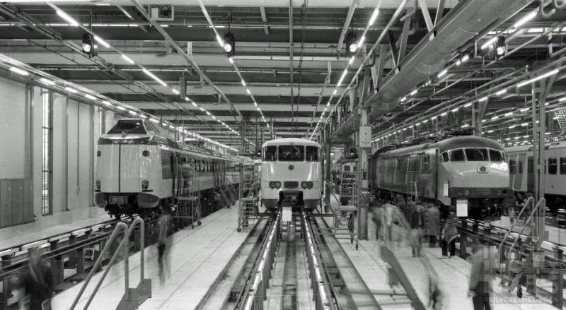 Open dag aan de Zaanstraat te Amsterdam: altijd veel te zien. Op deze 7 april 1984 zijn dat, althans op deze plaat, de 4011, de 2888 en bovendien het elektrisch motorrijtuig mP 3020. mP staat voor motorPost. PTT schafte in 1965 en 1966 het aantal van 35 van deze motorrijtuigen aan voor het postvervoer over de rail, dat in 1997 werd overgenomen door postvervoer over de weg. De meeste mP's waren nog te goed voor de sloop en gingen sindsdien allerlei hand-en spandiensten verrichten (J.A.Bonthuis; 539.658C).