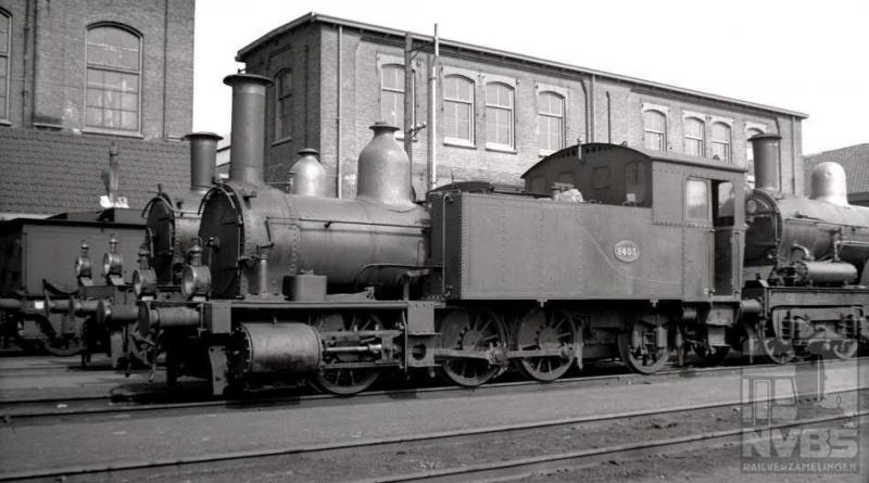 Een vooroorlogs plaatje gemaakt op het terrein van de Wpc Tilburg: twee stoomlocomotieven van de serie 8400 met de 8403 voorop en erachter nog een loc van een andere serie. Het is 7 april 1939, een tijd dat Staatsmijnen nog volop steenkool naar boven haalde en bij NS de stoomlocomotief nog een belangrijke rol vervulde zowel in het reizigers- als in het goederenvervoer (H.G.Hesselink; 571.185).