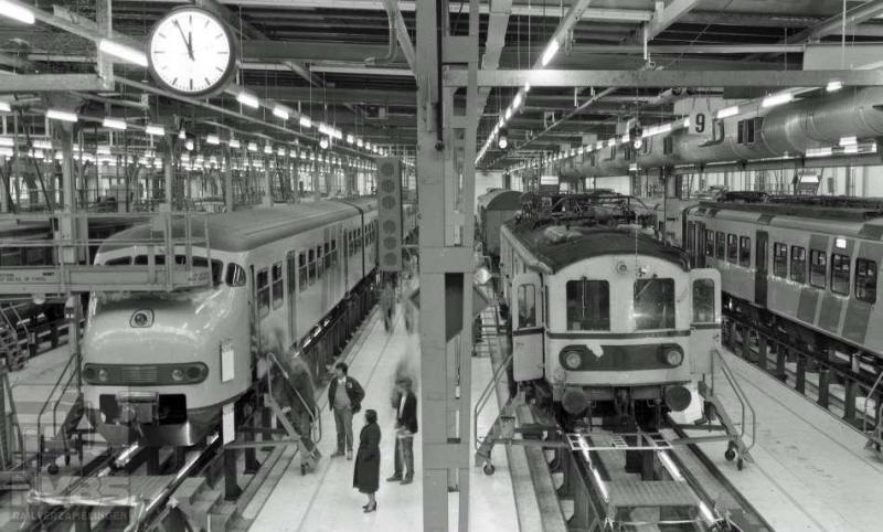 Een van de werkplaatsen in het Amsterdamse bevindt zich aan de Zaanstraat. Op 7 april 1984 fotografeerde de heer Bonthuis hier het elektrisch treinstel planT 515 en het elektrisch motorrijtuig waarvan de naam meer zegt dan het nummer: Jules (539.655C).