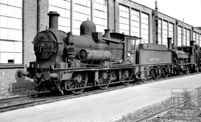 We gaan weer naar Tilburg, en wel niet zo heel lang na de oorlog -15 april 1949- en zien een stoomlocomotief van de Allied Forces, nummer L149, naast de werkplaats staan. Erachter een loc met een zadeltank. Dat moet er een uit de serie 8201-8232 zijn (J.A.Bonthuis; 509.052C).