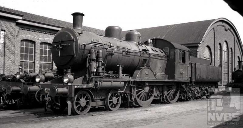 Een vooroorlogs beeld op het terrein van Wpc Tilburg, met stoomlocomotief 2135. Het is de hoogste van de serie 2101-2135, gebouwd door Schwartzkopff in Berlijn en als 510-535 bij de HSM in dienst gesteld tussen 1914 en 1920. Deze 2B-locomotieven waren door ir. Hupkes ontworpen met de Pruisische S6 als voorbeeld. Alleen kregen zij geen buiten- maar binnenliggende cilinders. De drijfwielen hadden een diameter van 2100 mm. 7-4-1939 (H.G.Hesselink; 571.190D).
