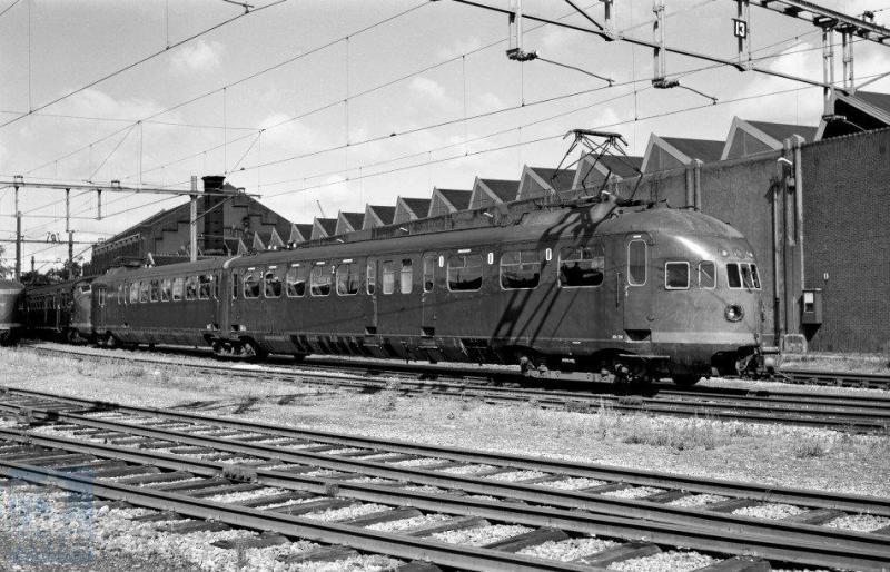 De werkplaats te Leidschendam hebben we in deze serie nog niet bezocht. Hier zien we elektrisch treinstel ELD2 206 voor de deur staan; wat er op 6 september 1960 aan de hand is met de 206 is mij onbekend (J.A.Bonthuis; 639.873C).