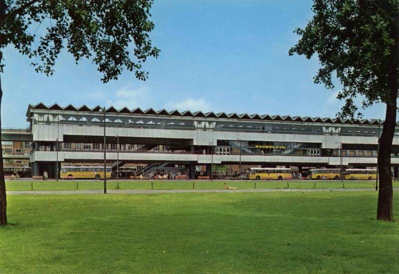 Station Zuidplein na voltooiing; het winkelcentrum Zuidplein was er in het begin nog niet, dit staat nu op de plek waar de foto gemaakt is.Het Zuidplein was het centrum van alle buslijnen op Zuid.