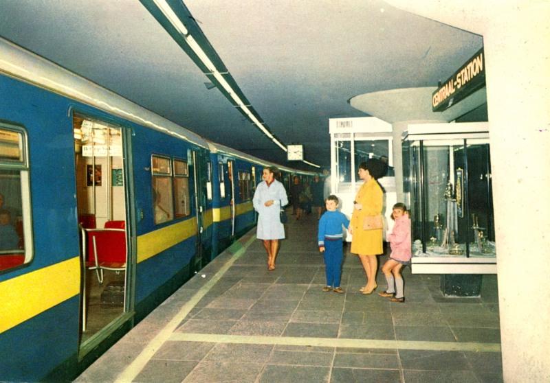 Zoals de vorige foto en deze laten zien, zijn er flink wat prentbriefkaarten van de metro gemaakt. De metro is door de Rotterdammers dan ook altijd goed gewaardeerd.Hier een blik op het interieur van het metro-station Centraal. Op deze foto lijkt het nog heel wat, maar eigenlijk was het erg krap; het perron was smal en het plafond was laag. Het station is nu in verband met de verlenging naar Den Haag ingrijpend verbouwd waarbij het veel ruimer is geworden.Prentbriefkaart uit de verzameling van SNR